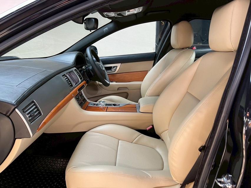 Jaguar XF 2.2 Sedan 8