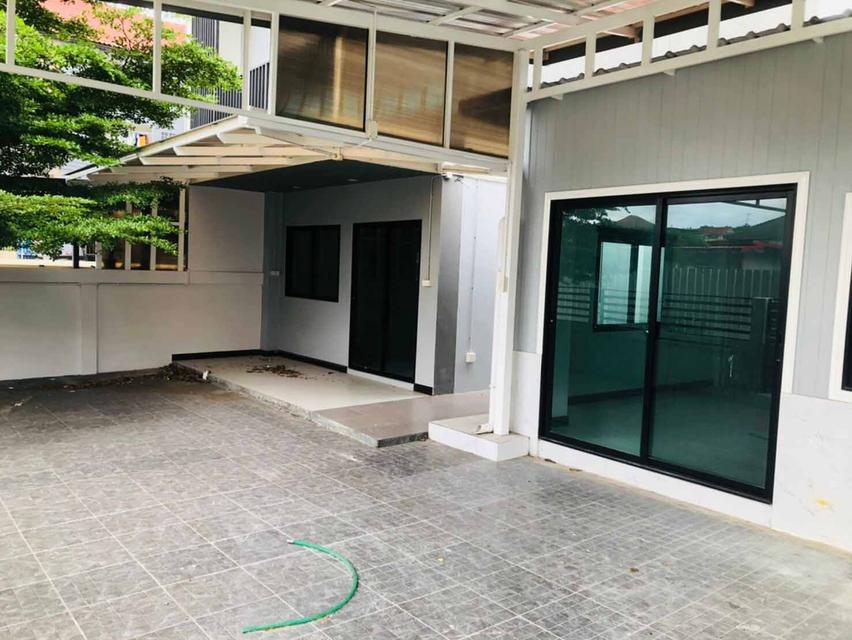 ขาย :ทาวน์โฮม 3 ชั้น พร้อมอาคารชั้นเดียว เนื้อที่ 43.9 ตรว. ถนนเสรีไทย 9 แยก 2-3-4