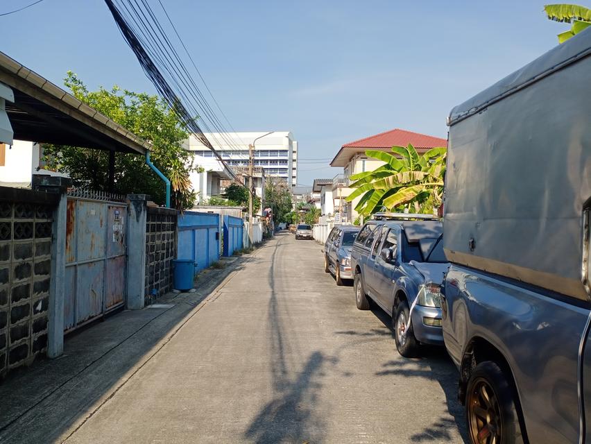 ขายที่ดินพร้อมบ้าน(ตามสภาพ)ซ.ลาดพร้าว63 แยก8 ห่างจากปากซอยประมาณ 300 เมตร เดินทางสะดวกใกล้สถานีรถไฟฟ้า 5