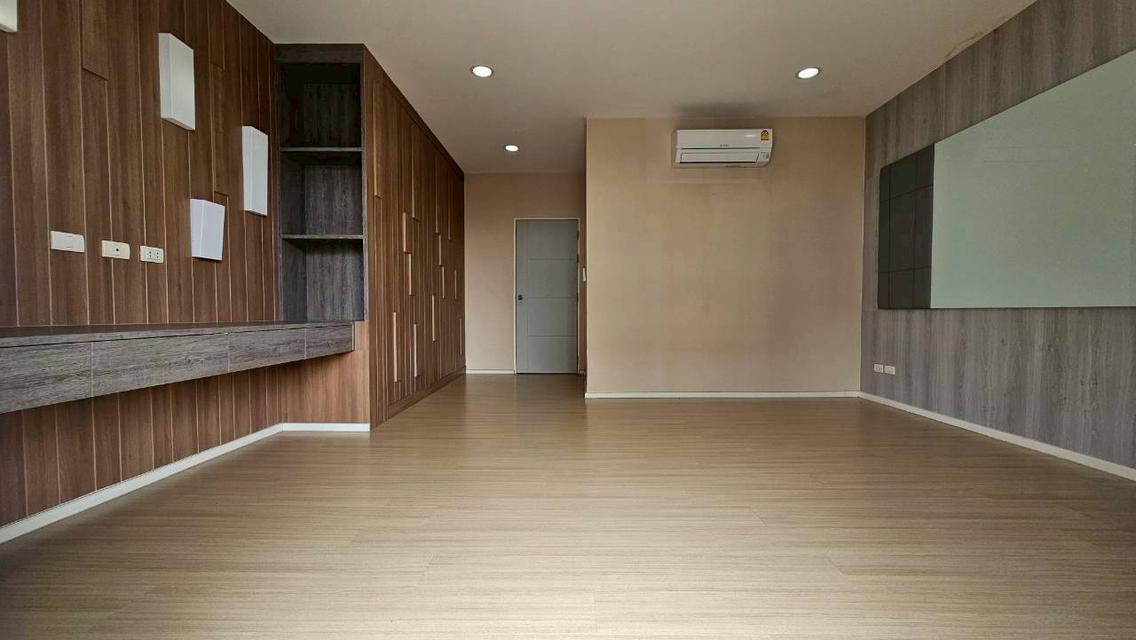 ขายด่วน ทาวน์โฮม 3 ชั้น หมู่บ้านกลางเมือง เกษตร - นวมินทร์  หลังริม เนื้อที่ 51.7 ตารางวา 3 ห้องนอน 3 ห้องน้ำ  2 จอด 13