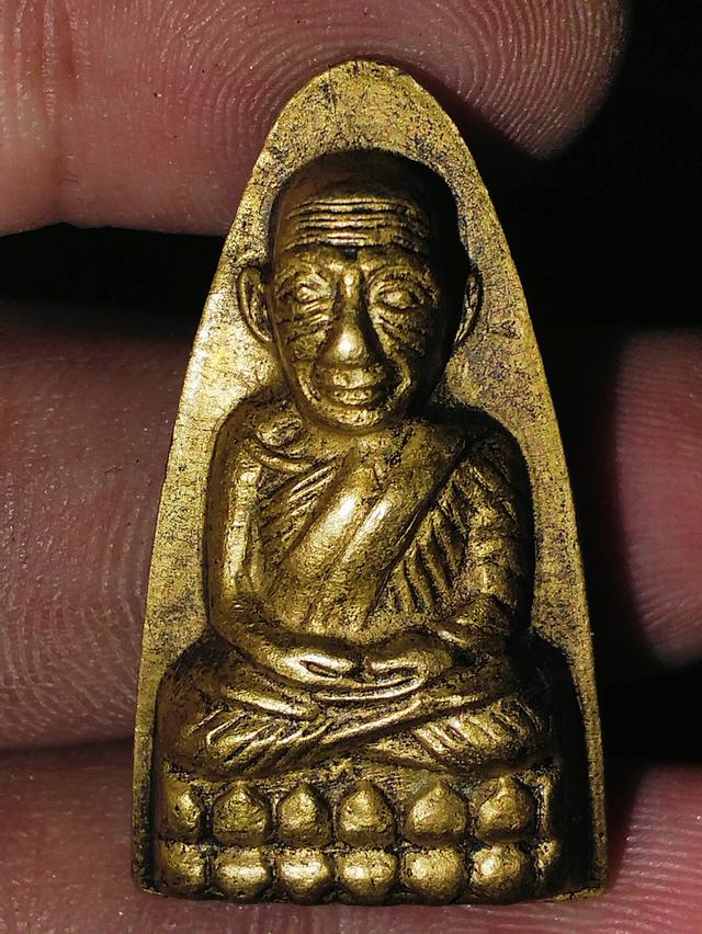 พระหลวงปู่ทวดหน้าตัว ท หลังเสาอากาศ