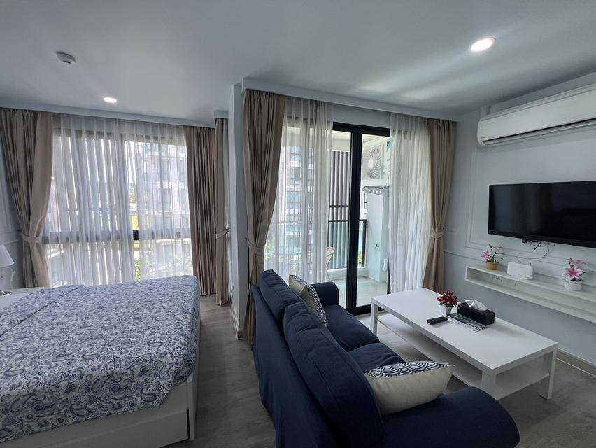 Royally Condo with Pool View 1