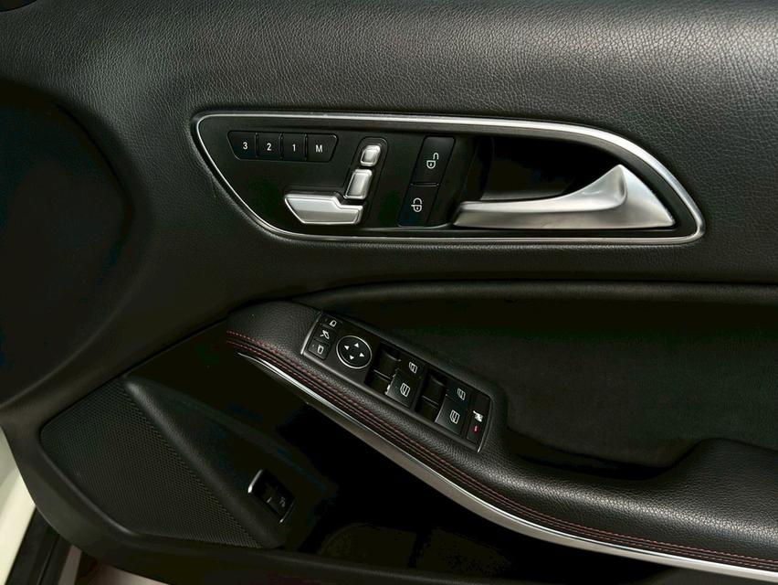 Mercedes-Benz GLA250 AMG Dynamic SUV 10