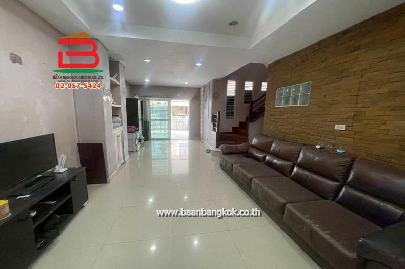 ทาวน์เฮาส์ หมู่บ้าน วรารักษ์ รังสิต คลอง 3 เนื้อที่ 20.5 ตรว. ถนนรังสิต-นครนายก ต.คลองสาม อ.คลองหลวง จ.ปทุมธานี