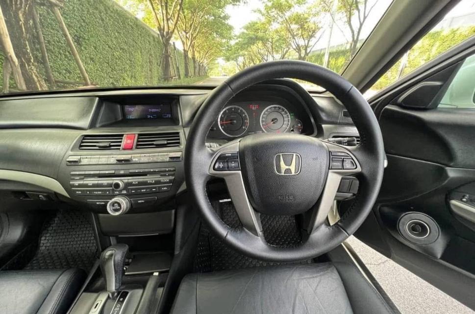 Honda Accord ปี 2010 สีขาวมุก 4