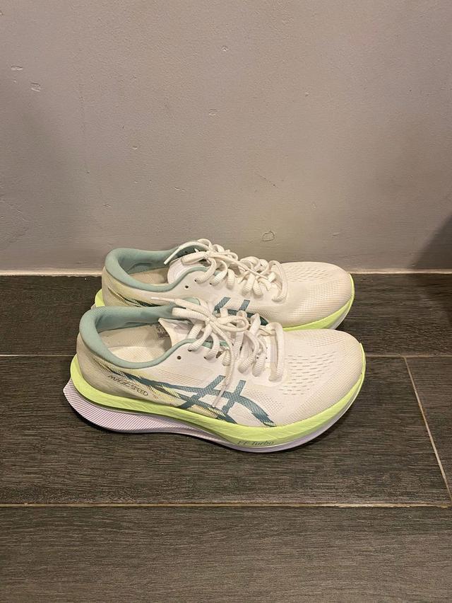 รองเท้า ASICS Magic Speed 4