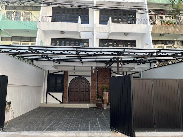 ให้เช่าทาวน์โฮม 2 คูหา 4 ชั้น 48 ตรว. ถ.สาทร 3 ซ.พระพินิจ ตกแต่งใหม่ ใกล้ตลาดสวนพลู 1