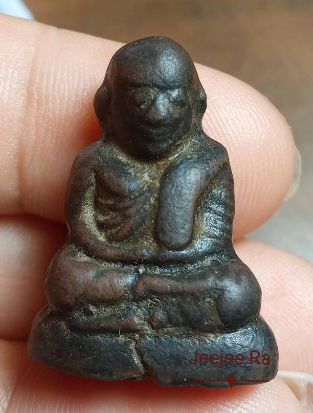 หลวงพ่อเงินเนื้อดิน