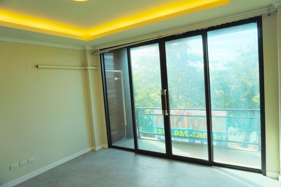 บ้านว่างให้เช่า (อาคารพาณิชย์ 3 ชั้น) ใกล้ บขส พัทลุง เพียง 100 เมตร Commercial building for rent near Phatthalung Bus Terminal, just 100 meters away. 9