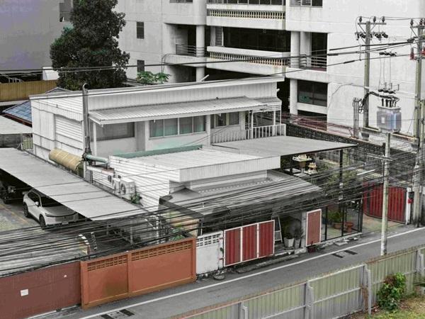 ขายบ้าน พร้อมร้านอาหาร 2 ชั้น เอกมัย-สุขุมวิท 42 ใกล้ BTS ทำเลหายาก ใจกลางเมือง โทร 089-0663888 1