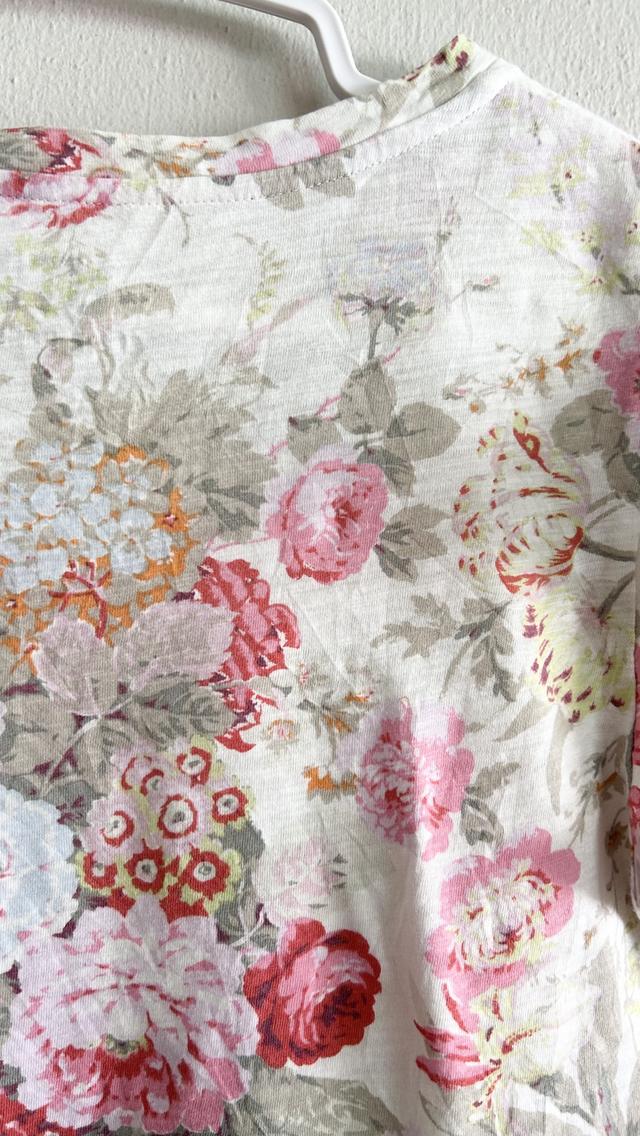 ยุนิM เสื้อยืดหญิงคอวีสีขาวลายดอก รูปที่ 5