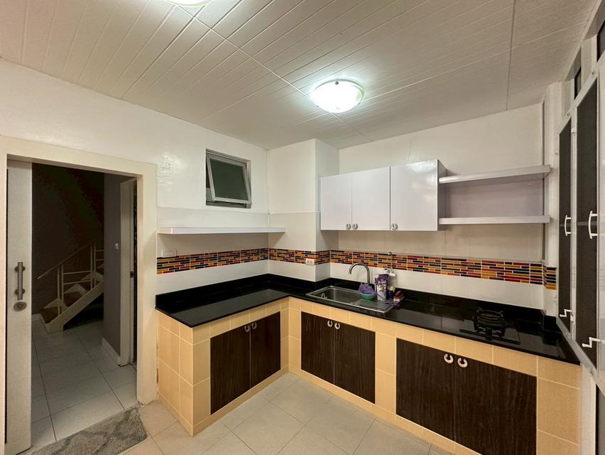 ขายถูกมาก!!  ทาวน์โฮม 2 ชั้น  อารียา เดอะคัลเลอร์ 1 ( Areeya The Color 1 ) อยู่ต้นโครงการ ตกแต่งเต็มพื้นที่ เปิดเป็น Home office ได้เลย ใกล้รถไฟฟ้า สา 17