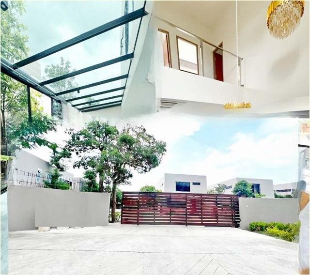 ให้เช่าคฤหาสน์ glass roof เฟอร์หรูครบ 80ตรว. 300ตรม.3-4นอน 4น้ำ ม.พระจอมเกล้า ลาดกระบัง 3.5 กม. ฉลองกรุง36-44 ตลาดนิคมลา