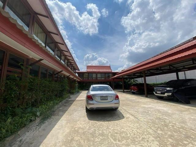 ให้เช่าบ้านบ้านเดี่ยว 2 ชั้น เนื้อที่ 200 วา มีบ้าน 2หลังในพื้นที่ รวม 7ห้องนอน ซอยรามคำแหง 16 จอดรถได้ 12 คัน เหมาะทำออฟฟิศสำนักงานและพักอาศัย  1