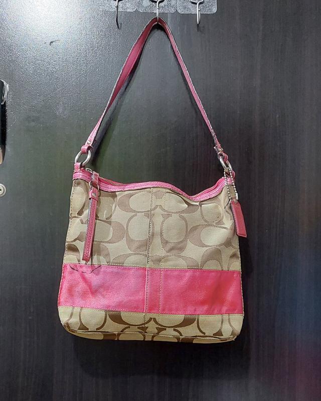 กระเป๋าสะพายไหล่ Coach รุ่น Signature Stripe Hobo ดีไซน์ยอดนิยมจากช่วงยุคปี 2009(F13674) ผ้าแคนวาสลาย C สีน้ำตาลกากีแถบคาดสายสะพายหนังสีชมพู