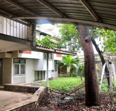 ขายที่ดินพร้อมบ้านแปลงมุม 187 ตรว. เอกมัย ซอย 18 สภาพแวดล้อมดี เหมาะสร้างบ้าน สำนักงาน หรือลงทุน ใกล้ BTS เอกมัย ทองหล่อ 4