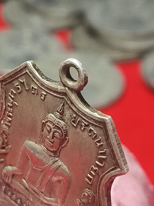 เหรียญหลวงพ่อโต วัดพนัญเชิง ปี 2517 (เนื้อเงิน)เหรียญอาร์มใหญ่เหรียญเนื้อเงินจัดสร้างจำนวนไม่มาก จึงเป็นที่นิยมและแสวงหาในหมู่ผู้สะสมพระเครื่อง รูปที่ 8