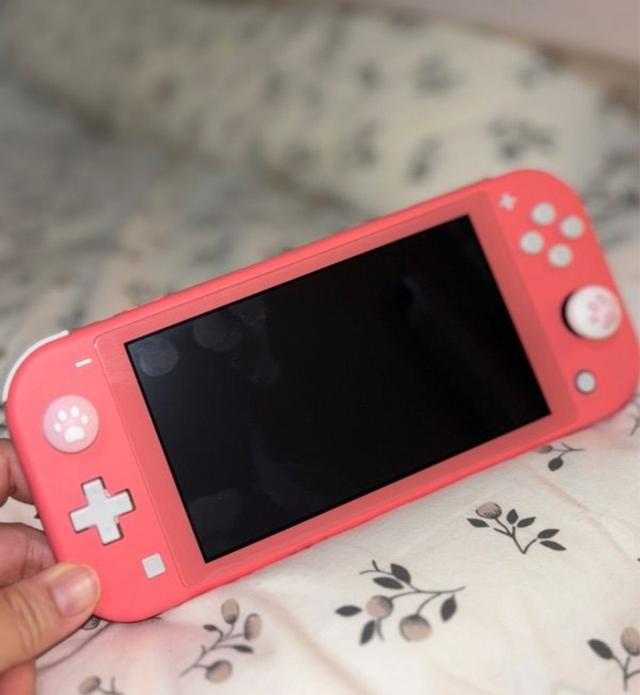 เครื่องเล่นเกม Nintendo Switch Lite สีชมพู