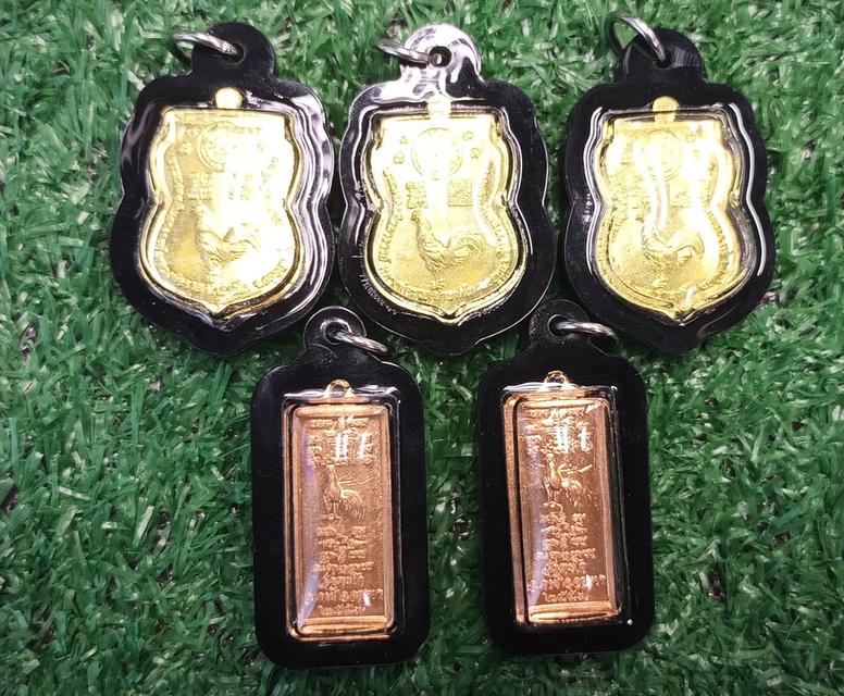 เหรียญแจกทาน รวยมหาทรัพย์ ปี 63=3 องค์เหรียญศรฤทธิ์ ปี 57=2 องค์ ไม่มีกล่องเลี่ยมเลเซอร์กันน้ำ (รับรวม 5 องค์)