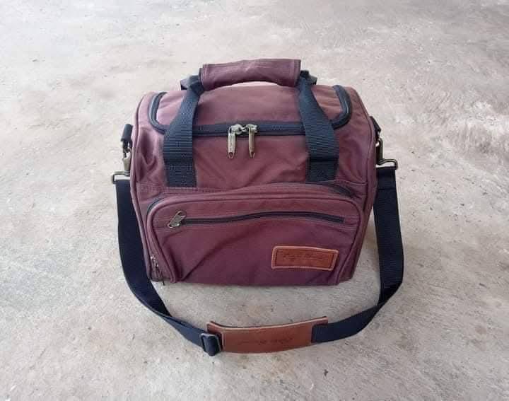 EDDIE BAUER กป.สะพาย+ถือทรงกล่อง ช่องใช้งานหลายช่อง ใส่อุปกรณ์กล้อง หรือของใช้อื่นๆ หัวซิปล็อคกุญแจได้ สภาพดี