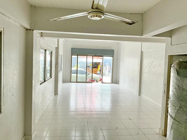 7-Eleven 50ม. 2แห่ง Lotus อาคารพาณิชย์ 3.5 ชั้น 3นอน Big C เคหะร่มเกล้า 150 ม. 3น้ำ 20ตรว. 280ตรม. ให้เช่า ราคา 11,999 บ 3