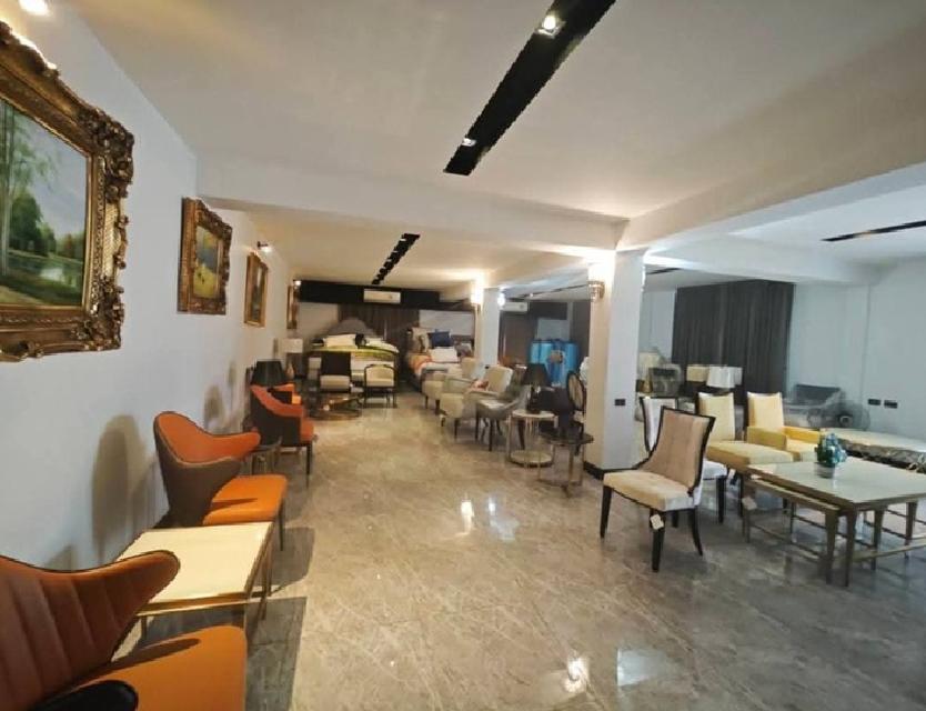 ให้เช่าอาคาร / อาคารสำนักงาน / โชว์รูม 3 ชั้น / พื้นที่อาคาร 900 ตารางเมตร ตกแต่งแล้ว / ริมถนนงามวงศ์วาน 4