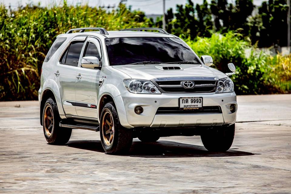 TOYOTA FORTUNER 3.0V 4WD สีเทา เกียร์ออโต้ ปี 2005 แต่งครบๆ หลักแสน