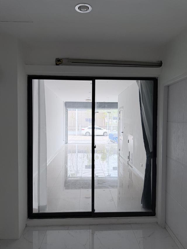 อาคารพาณิชย์ โฮมออฟฟิศ 3 ชั้น District รามอินทรา-จตุโชติ 6