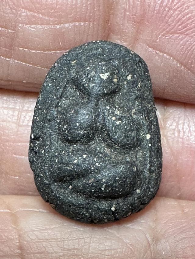 พระปิดตาเนื้อผงคลุกรัก ไม่ทราบที่