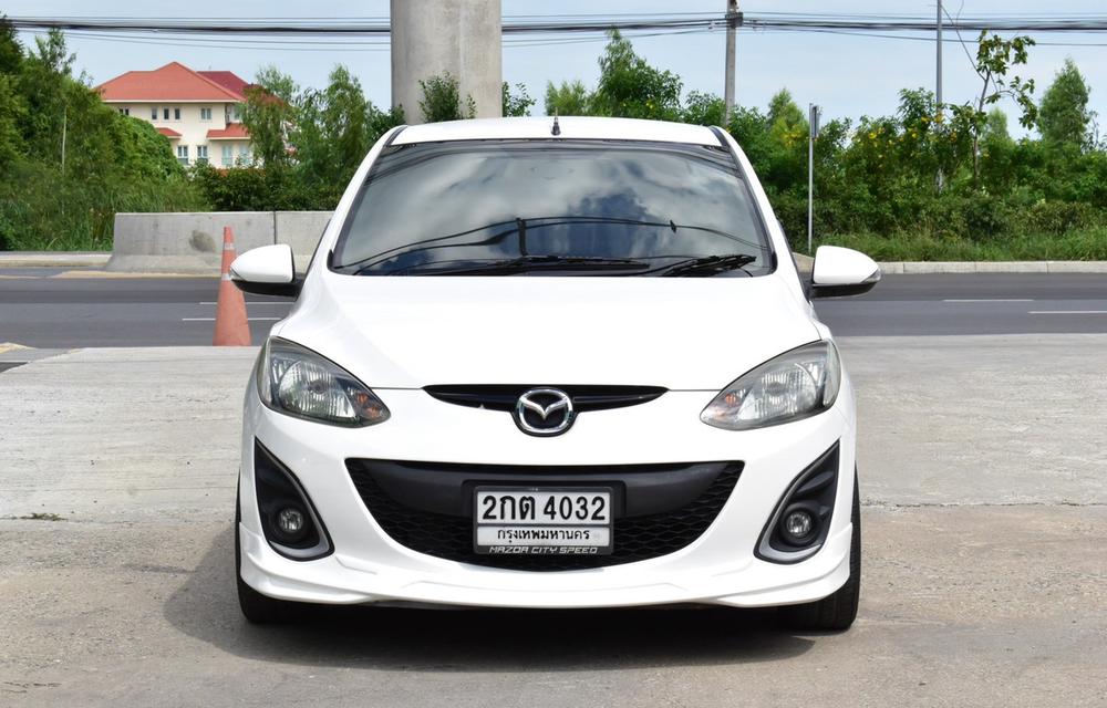 Mazda2 ปี2013 สีขาว เครื่อง1.5 เบนซิน ไมล์แท้ๆ96,000 รูปที่ 2