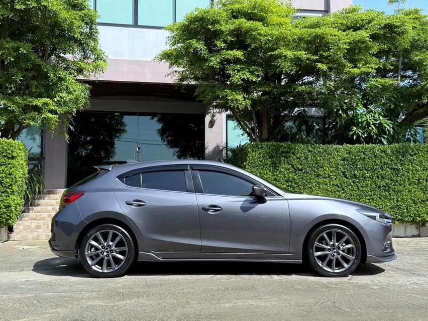 2019 MAZDA 3 2.0 S 5ประตู รถมือเดียวออกป้ายแดง รถวิ่งน้อยเพียง 80,000 กม ประวัติศูนย์ครบ รถไม่เคยมีอุบัติเหตุครับ