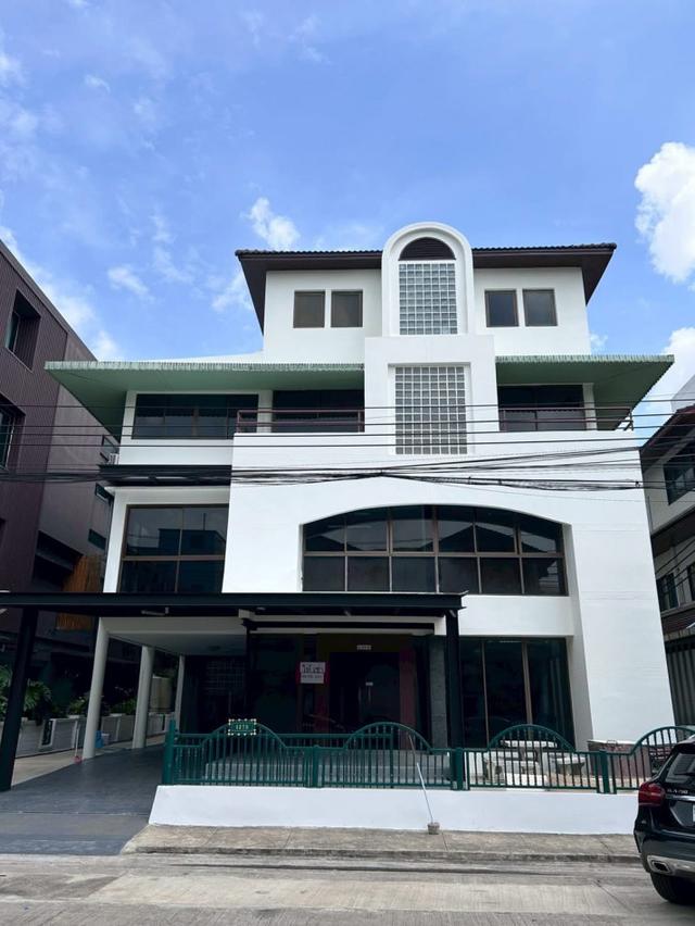 ให้เช่าอาคารสำนักงาน หมู่บ้านทาวน์อินทาวน์ 30 ตรว. 500 ตรม. 4 ชั้น ย่านลาดพร้าว ศรีวรา 1