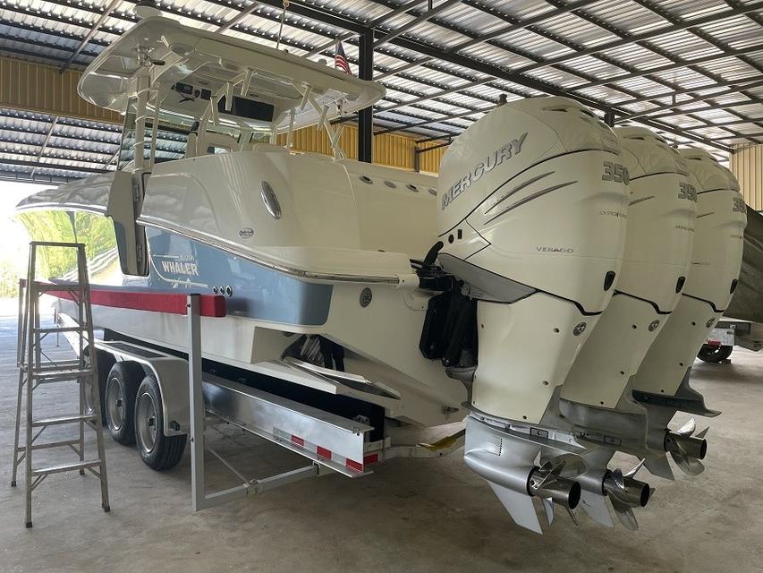 BOSTON WHALER OUTRAGE 370- 3 X 350 hp 4