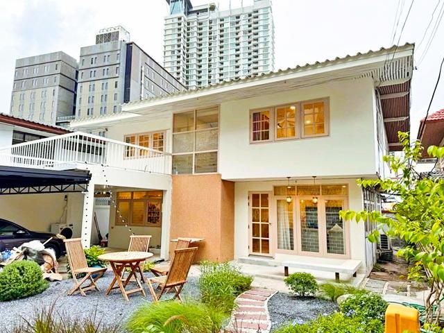 รีโนเวทใหม่ จัดเต็มเฟอร์ฯ ประชาราษฎร์บำเพ็ญ 2 น้ำ MRTห้วยขวาง 900ม. คฤหาสน์ ให้เช่าบ้านใหม่เอี่ยมสุดหรู 2 ชั้น 110ตร.วา. 2