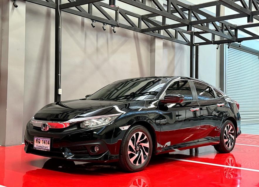 2017 HONDA CIVIC FC 1.8 EL รถมือเดียวออกป้ายแดง รถวิ่งน้อย เข้าศูนย์ทุกระยะ ไม่เคยมีอุบัติเหตุครับ
