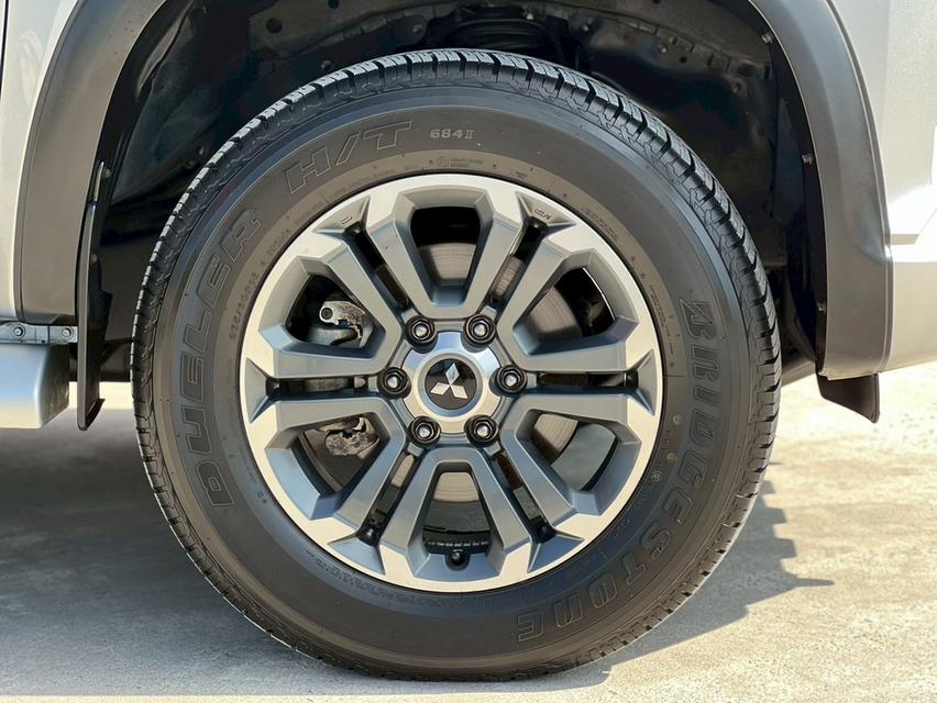 ปี 2019 MITSUBISHI TRITON 18-23, 2.4 GT โฉม PLUS DOUBLE CAB ตัวท็อปสุดสีเทา เกียร์ออโต้ เครื่องยนต์ดีเซล มือเดียวป้ายแดงซื้อสด รูปที่ 17