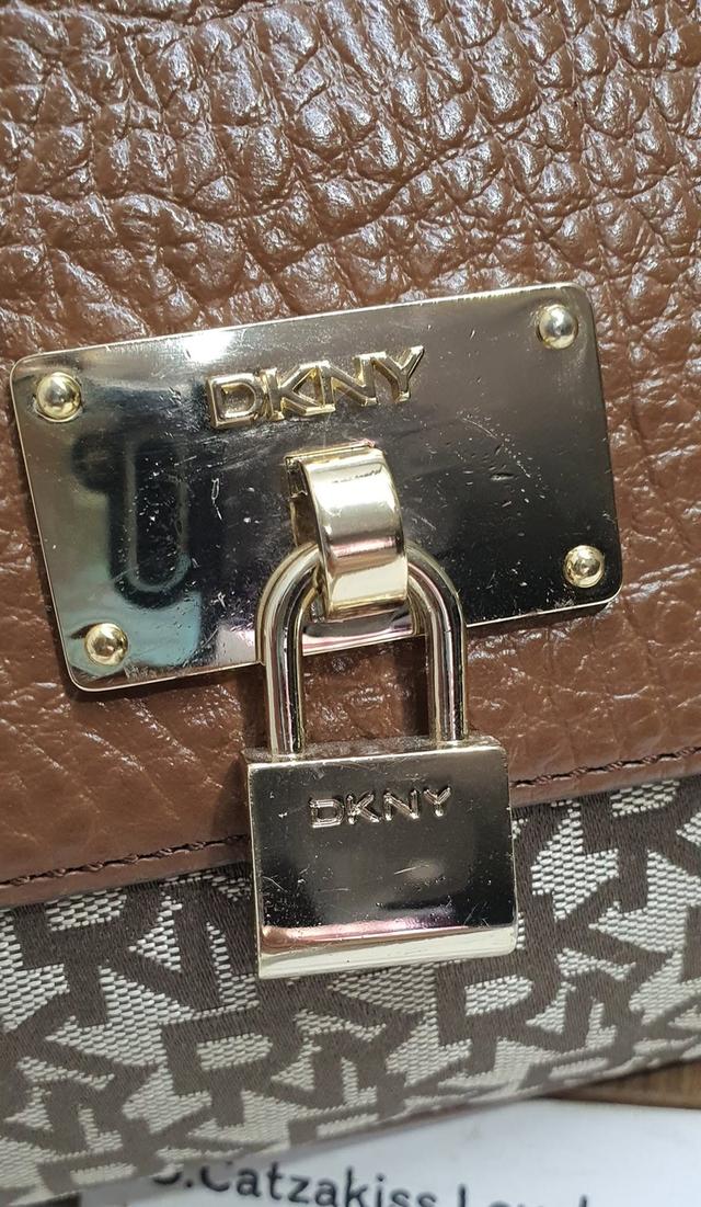 กระเป๋าสะพายข้าง DKNY รูปที่ 2