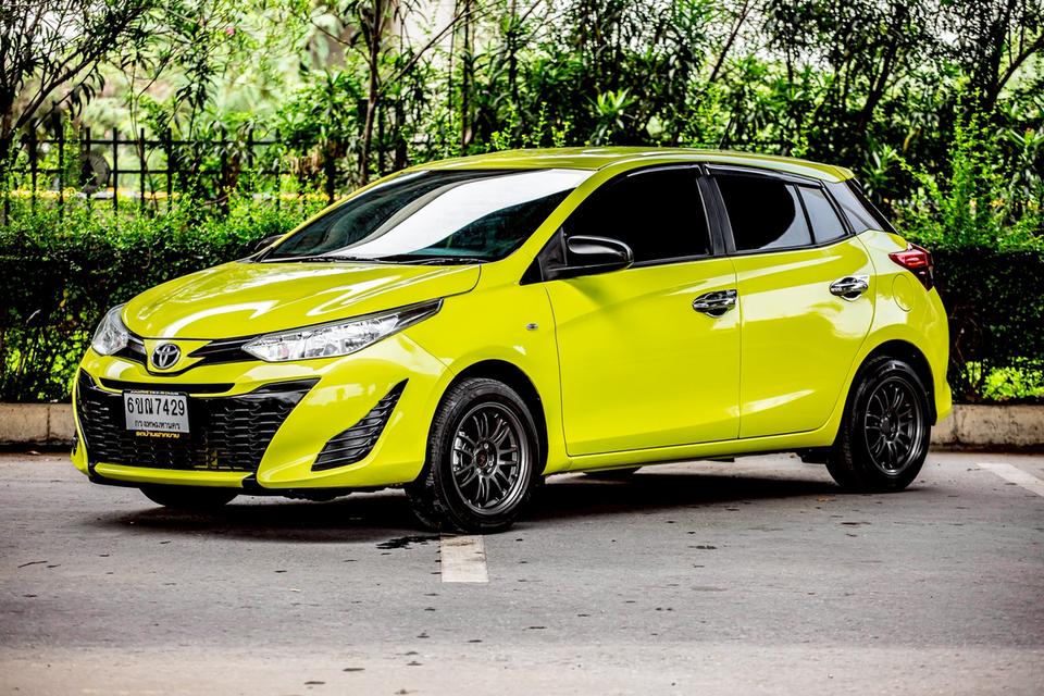 Toyota Yaris Ativ 1.2Entry ปี 2018 สีเหลือง สภาพใหม่มากๆ 