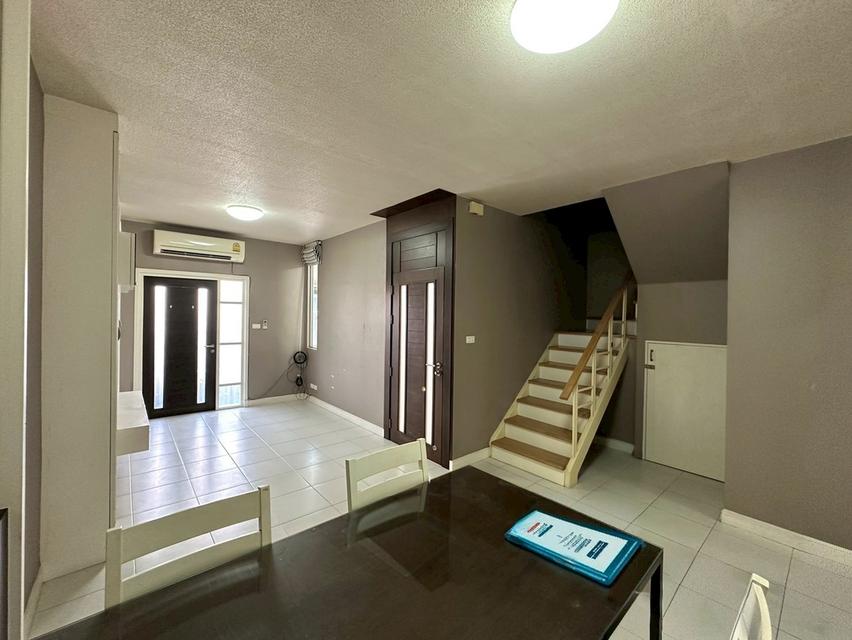 ขายถูกมาก!!  ทาวน์โฮม 2 ชั้น  อารียา เดอะคัลเลอร์ 1 ( Areeya The Color 1 ) อยู่ต้นโครงการ ตกแต่งเต็มพื้นที่ เปิดเป็น Home office ได้เลย ใกล้รถไฟฟ้า สา 5