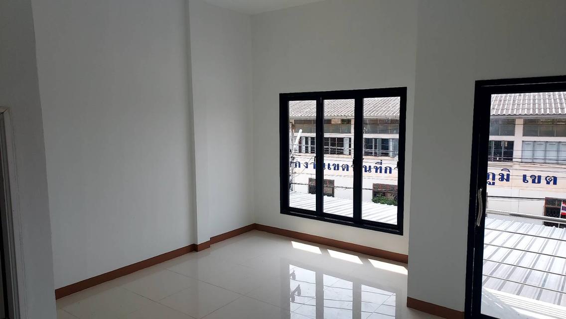 อาคารพาณิชย์ 2 ชั้น  ด้านหน้ากว้าง 2 คูหา  2 ห้องนอน 3 ห้องน้ำ 1 ห้องครัว 8