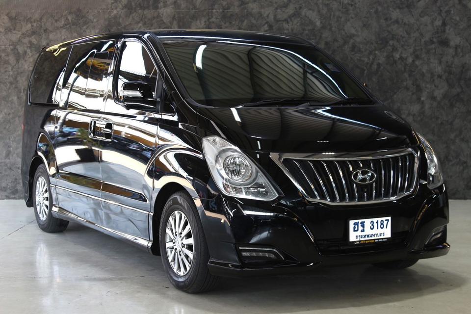 รหัสรถ JRS3187 🚐✨ HYUNDAI H-1 ปี 2017 สีดำสุดหรู สภาพพร้อมใช้