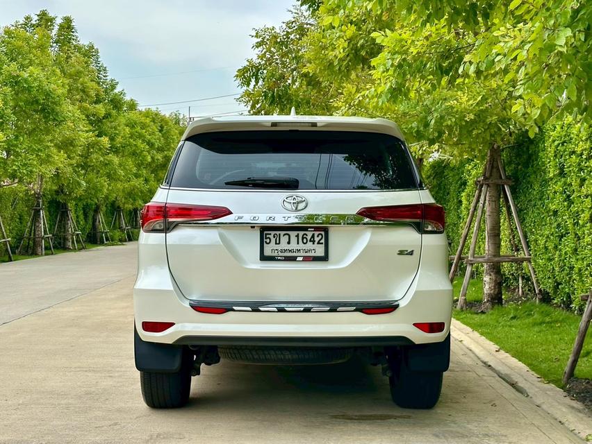 Toyota Fortuner 2.4 Top Sigma4 ดีเซล 4WD Auto ปี 2018 สีขาว เจ้าของดูแลอย่างดี สภาพป้ายแดง