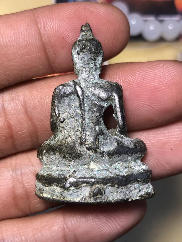 ยกชุดพระเนื้อชินลึกลับไม่ทราบที่สามองค์ 200รวมส่งครับ🙏🏻🥰 4