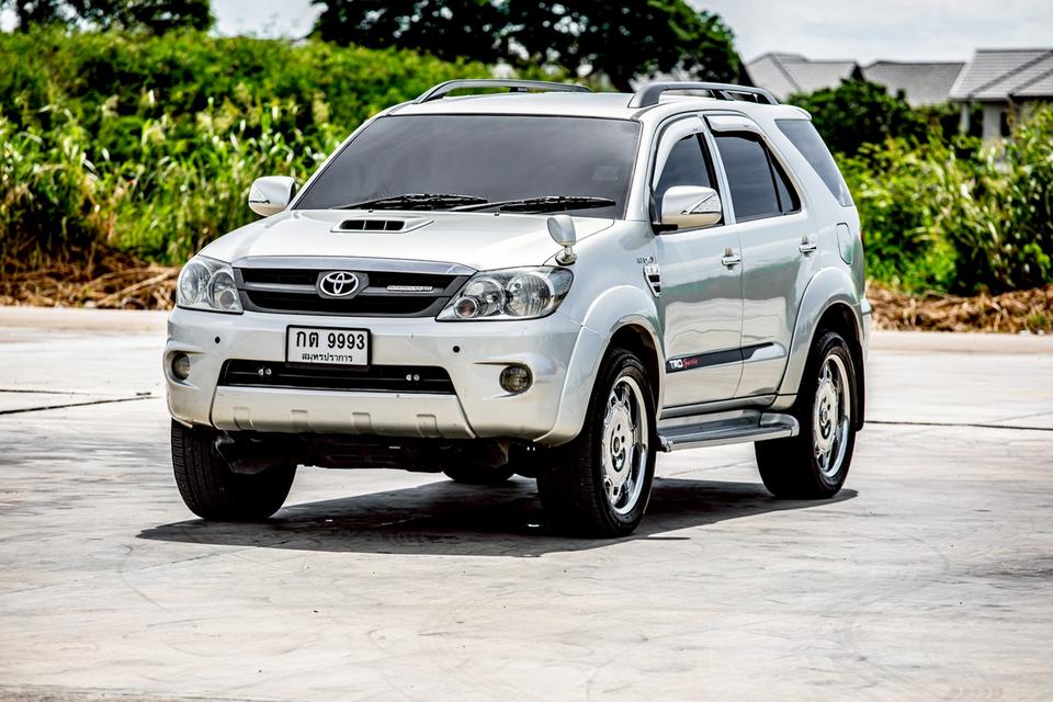 TOYOTA FORTUNER 3.0V 4WD สีเทา เกียร์ออโต้ ปี 2005 แต่งครบๆ หลักแสน