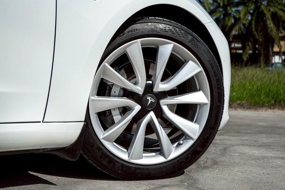 Model Y 2023 Long Range ไมล์ 69,000 km.