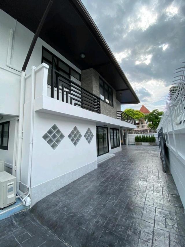 MHR243 ให้เช่าบ้านเดี่ยวหลังมุม ทำโฮมออฟฟิศจดทะเบียนบริษัทได้ ซอยลาดพร้าว 48 ทะลุออกสุทธิสาร-รัชดาภิเษกได้ จอดรถในบ้านได้มากถึง 7 คัน 8