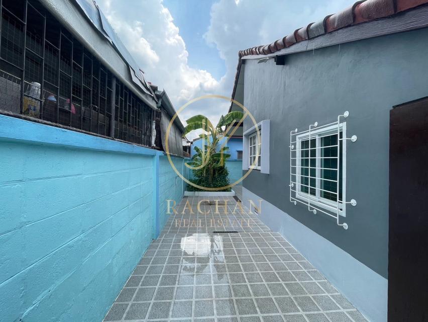 B69-296 ขายด่วน บ้านชั้นเดียว ปรับปรุงใหม่ โครงการ ช.รุ่งเรือง5  เนื้อที่ 60 ตร.ว พื้นที่ใช้สอย 130 ตร.ม 4 ห้องนอน 2 ห้องน้ำ 1 ห้องครัว 1 ห้องนั่งเล่น 7