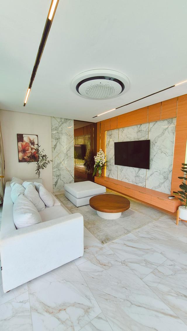 Luxurious corner house on the front plot, the largest of 8 houses at 118 sq.wa., near 2 golf courses, fully furnished, move-in ready. 4
