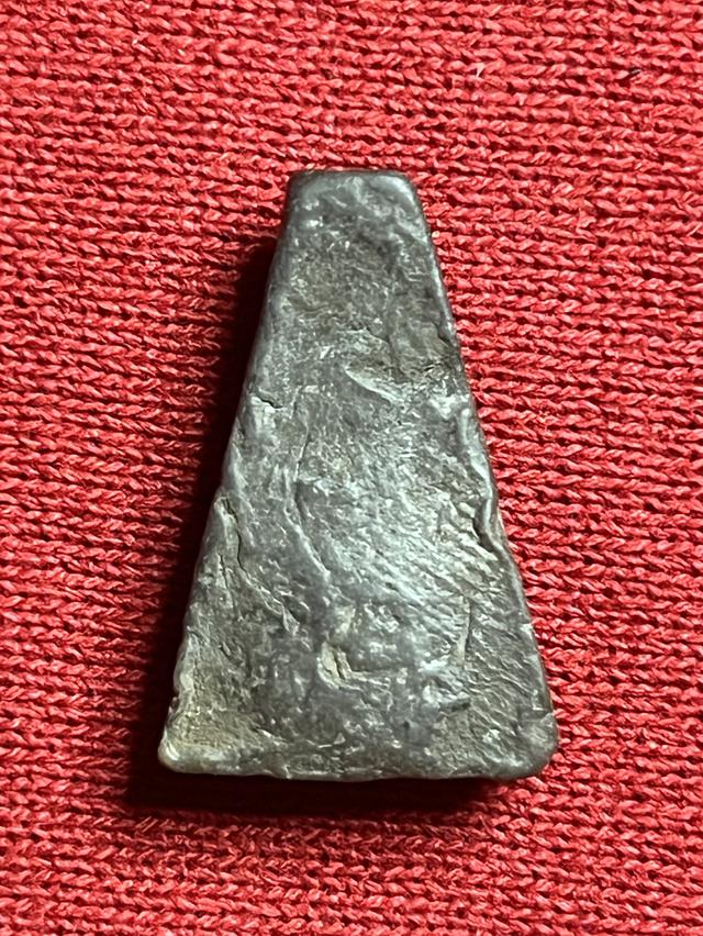 	พระผงสุพรรณ เป็นพระเนื้อดินผสมผง กรุวัดพระศรีมหาธาตุสุพรรณบุรี อยู่ใน 1 ชุดเบญจภาคี พุทธคุณ โชคลาภ เรียกว่าครอบจักรวาล 2