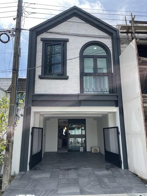 ขาย บ้าน หมู่บ้าน คลองตันนิเวศน์ ซอยปรีดีพนมยงค์ 42 สไตล์ Modern French Classic ใจกลางเมือง ใกล้เอกมัย ทองหล่อ บ้านทิศเหนือ 1